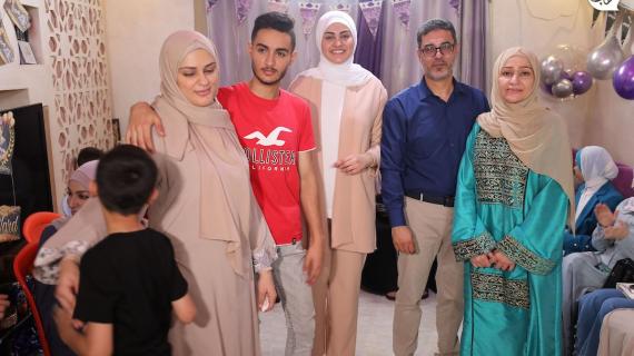 الأولى على الفرع العلمي ورد البغدادي تحتفل مع عائلتها في غزة بنجاحها في الثانوية العامة