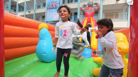 أطفال فلسطينيون يشاركون في أسابيع المرح الصيفية في مدرسة في جباليا شمال قطاع غزة