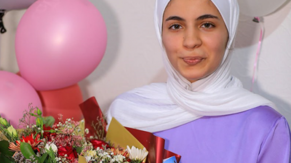 الطالبة لينا نعيم أبو سليم من غزة متفوقة بمعدل 99.7 بنتائج الثانوية العامة