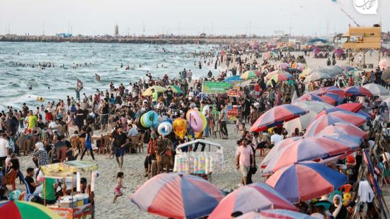 اصطياف المواطنين على شاطئ بحر محافظة رفح جنوب قطاع غزة في ظل الأجواء الحارة