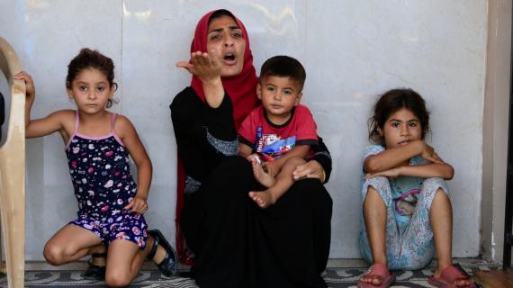 نزوح عائلات فلسطينية من مخيم عين الحلوة جنوب لبنان بسبب تجدد الاشتباكات المسلحة بين حركة فتح ومجموعة مسلحة