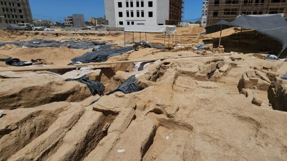 العثور على تابوت اثري قديم في المقبرة الرومانية غرب مدينة غزة