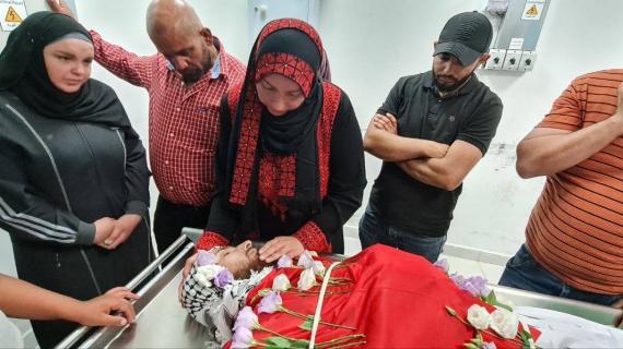 ارتقى مدافعا عن قرية أم صفا..  وداع الشهيد عبد الجواد حمدان في المستشفى الاستشاري قبيل تشييعه في قرية عارورة برام الله