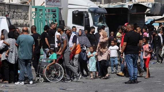 مئات الأسر الفلسطينية بمخيم جنين في رحلة نزوح، جراء العدوان الإسرائيلي المستمر