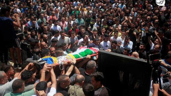 فلسطينيون يشيعون جثمان الشاب فوزي مخالفة في بلدة سبسطية شمال غرب نابلس