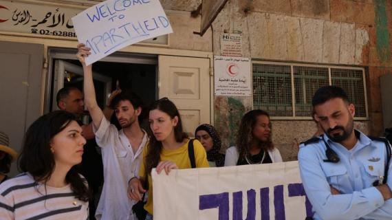 نشطاء يتظاهرون تضامنًا مع عائلة "صب لبن" احتجاجًا على سيطرة المستوطنين على منزلهم في البلدة القديمة بالقدس المحتلة