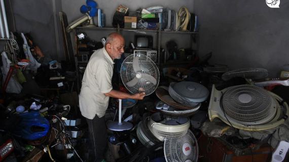 صيانة المراوح .. مهنة السبعيني عبدو في مدينة غزة منذ أكثر من 30 عاماً