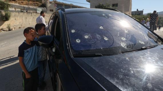 مركبة الشهيد فوزي مخالفة بعد استهدافها من قبل الاحتلال في سبسطية، تصوير "الفرنسية"