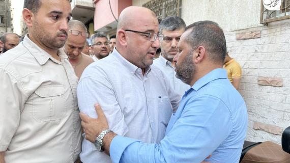 وفد قيادي سياسي وحكومي وعشائري من حركة حماس يزور ديوان عشيرة السطري ويتعهد بتحقيق جميع مطالبهم بعد الحادث المؤسف بوفاة ابنهم