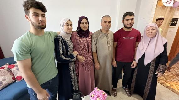 التوائم ندى (96.9%) ومحمد (93.9%) وعلي (90.1%) باسل العمصي من النصيرات وسط قطاع غزة يتفوقون في التوجيهي