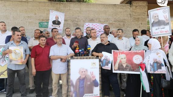 وقفة تضامنية مع الأسرى في سجون الاحتلال امام مقر الصليب الأحمر في غزة