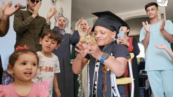 لا شيء يقف حائلاً أمام الإرادة.. فارس الإرادة قصي أبو ريدة يتحدى ظروف المرض ويعتلي جواد التفوق بحصوله على معدل 95,4٪ الفرع الأدبي.