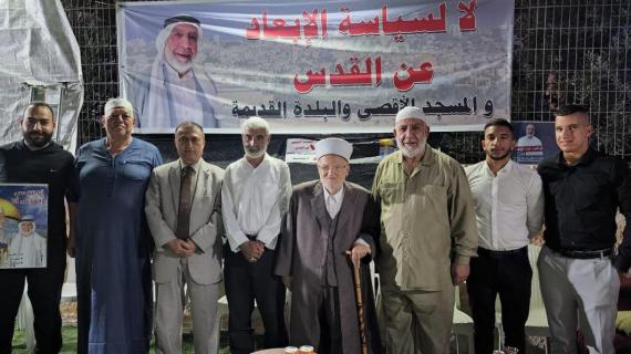 خطيب المسجد الأقصى الشيخ عكرمة صبري يزور خيمة اعتصام الشيخ ناجح بكيرات في مدينة بيت لحم بعدما أبعده الاحتلال عن القدس المحتلة