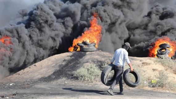 الشباب الثائر شرق مدينة غزة يحرقون الإطارات عند السياج الزائل دعما وإسنادا لمخيم جنين