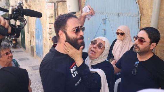 حزن عائلة صب لبن المقدسية بعد احتلال المستوطنين لمنزلهم في القدس المحتلة