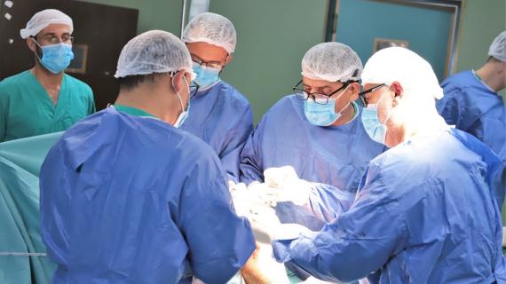 غزة: الكوادر الجراحية بمجمع ناصر الطبي وبمشاركة الوفد الطبي من مؤسسة أطباء لحقوق الانسان يجرون بنجاح 9 عمليات زراعة مفاصل