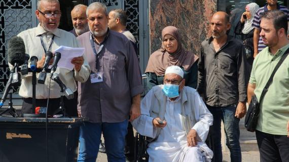 وقفة لمنتفعي الشؤون الاجتماعية أمام بنك فلسطين في غزة تنديدا بمجزرة السلطة بحقهم