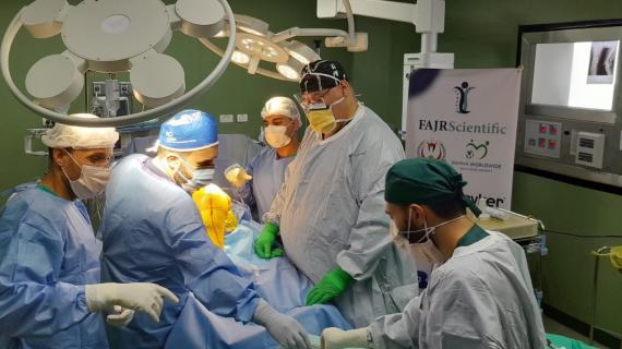 الصحة بغزة: الفريق الطبي المحلي وبمشاركة وفد مؤسسة فجر سينتفيك الأمريكية يباشرون بإجراء عمليات في جراحات العظام التخصصية في 3 مستشفيات