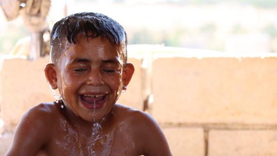 مراوغة الأجواء اللاهبة في مخيمات شمال غربي سوريا لتخفيف درجات الحرارة وصناعة بعض الفرح