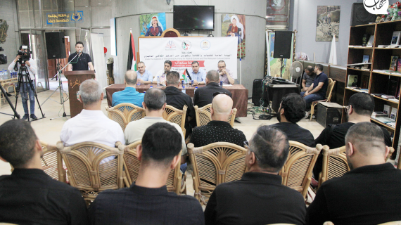 فلسطينيون يحضرون مسابقة "ستاند أب" للموهوبين في مدينة غزة