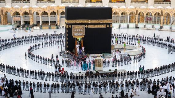 لحظات مهيبة في الحرم المكي خلال غسل الكعبة المشرفة