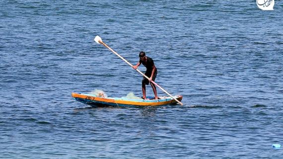 صياد فلسطيني يعمل على قاربه في البحر المتوسط في مدينة غزة