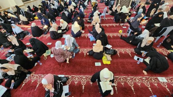 رفقة أطفالهن الرضّع.. مئات الحافظات لكتاب الله يشاركن في مشروع (صفوة الحفاظ 2)