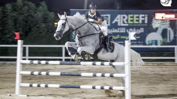 فرسان فلسطينيون يتنافسون خلال البطولة الصيفية لقفز الحواجز في مدينة غزة، خلال عطلة نهاية الأسبوع