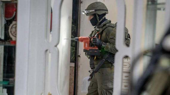 قوات الاحتلال تأخذ قياسات منازل منفذي عملية إطلاق النار قرب كريات أربع في الخليل تمهيدًا لهدمها لاحقا