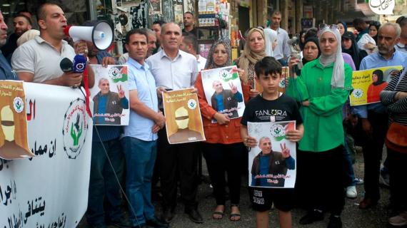 وقفة تضامنية في نابلس مع الأسرى في سجون الاحتلال