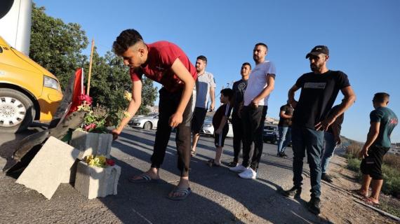 وضع زهور والعلم الفلسطيني في موقع استشهاد الشبان الثلاثة في جنين، برصاص قوة "إسرائيلية" خاصّة