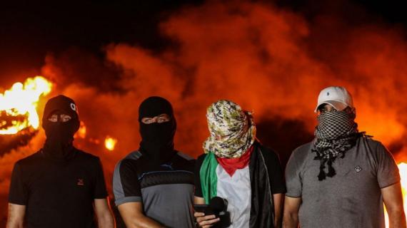 جانب من فعاليات الإرباك الليلي قرب السياج الأمني شرق غزة ليلة أمس نصرة للأسرى في السجون