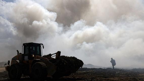 حريق في أكبر مكب للنفايات بغزة وتحذير من كارثة بيئية