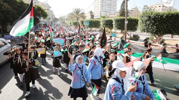 أطفال يشاركون في مسير كشفي إحياءً لذكرى اندحار الاحتلال عن قطاع غزة