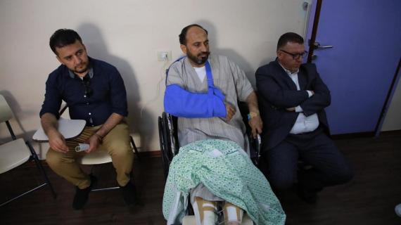 مجلس بلدية الخليل يعقد جلسته الأسبوعية بشكلٍ استثنائي داخل المشفى الأهلي حيث يرقد عضو المجلس البلدي  عبد الكريم فرّاح على سرير الشفاء، تضامناً معه وتأكيداً على استمرار العمل، بعد تعرضه لمحاولة اغتيال قبل يومين.