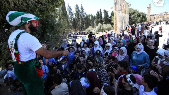 أطفال فلسطينيون يحتفلون بذكرى  المولد النبوي الشريف في المسجد الأقصى المبارك