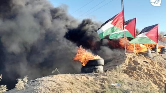 عشرات الشبان يشعلون الإطارات ويرفعون الأعلام الفلسطينية شرق قطاع غزة نصرة للمسجد الأقصى المبارك