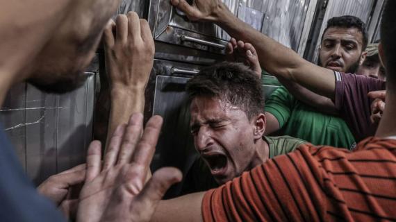 حزنٌ شديد خلال وداع شهداء غزة الذين ارتقوا خلال تظاهرهم شرق غزة نصرة للأسرى