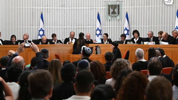 جنود الاحتلال يراقبون احتجاج نشطاء اليمين الإسرائيلي ضد المحكمة العليا الإسرائيلية خلال جلسة الاستماع إلى الالتماسات ضد قانون معيار المعقولية في المحكمة العليا في القدس