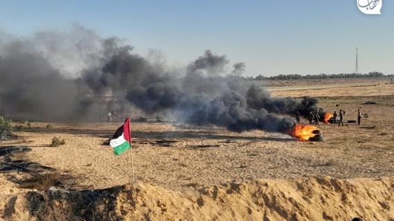 الشباب الثائر يواصلون التظاهر وإشعال الإطارات المطاطية شرق رفح جنوب قطاع غزة