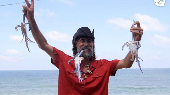 "الجلمبات" أو  "السلطعونات".. فاكهة بحرية على طاولة الغزيين ورزق وفير للصيادين في أيام موسمها الأولى