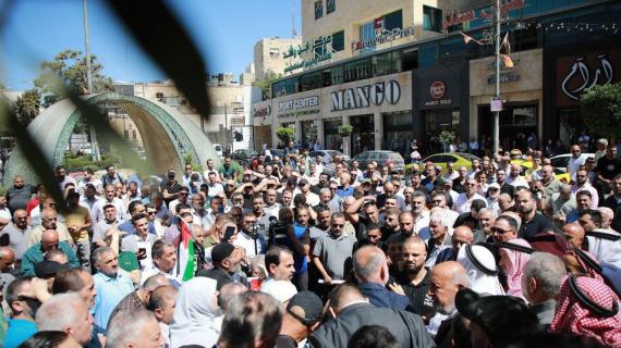 وقفة احتجاجية على ميدان ابن رشد وسط الخليل؛ تنديدًا بجريمة محاولة اغتيال عضو مجلس بلدية الخليل عبد الكريم فراح