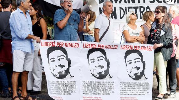 إيطاليون يتظاهرون احتجاجاً على اعتقال الاحتلال للطالب الفلسطيني – الإيطالي خالد القيسي