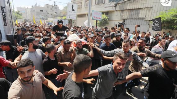 تشييع جثمان الشاب محمد قدوم أحد قادة الشباب الثائر الذى ارتقى في معركة الدفاع عن الأسرى شرق مدينة غزة