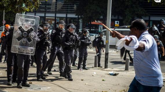 طالبو لجوء إريتريون يشتبكون مع الشرطة الإسرائيلية قرب السفارة الإريترية في تل أبيب