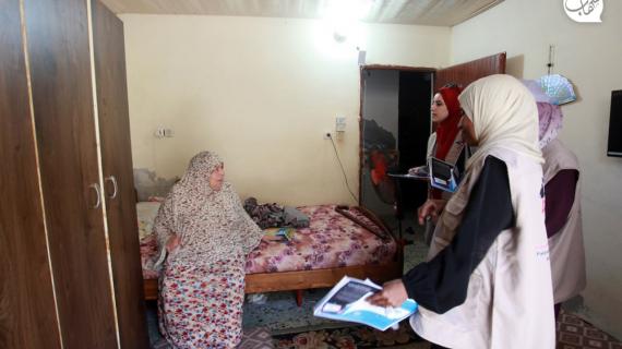 فلسطينيون يشاركون في الحملة الوطنية لإسناد وكالة الغوث لتشغيل اللاجئين الفلسطينيين "الأونروا" بمخيم الشاطئ بغزة