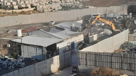 الاحتلال يهدم مزارع ومنشآت تجارية ومنازل في حي البقعات ببلدة عناتا في القدس المحتلة