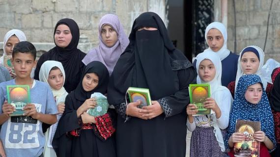 غزة: الفلسطينية أمل الشوربجي "55 عاما" تحول منزلها إلى مركز لتحفيظ القرآن الكريم