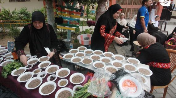 فلسطينيون يشاركون في افتتاح مقهى التراث الثقافي في مدينة غزة