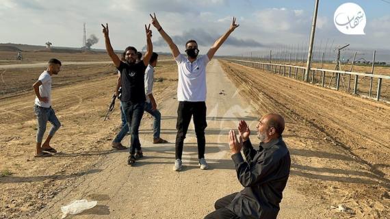 فرحة المواطنين الفلسطينيين بعد عبورهم السياج الفاصل والدخول للأراضي المحتلة شرق خانيونس جنوب قطاع غزة